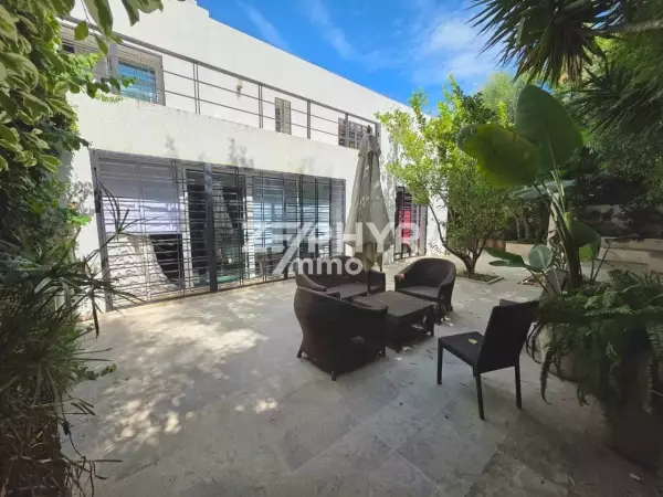A louer un grand Duplex meublé à Gammarth