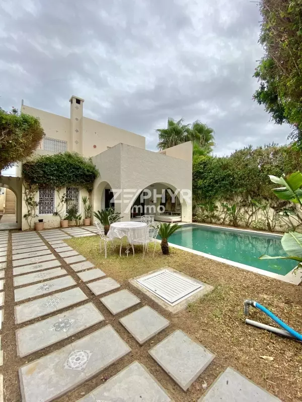 A vendre Villa indépendante avec piscine à La Soukra
